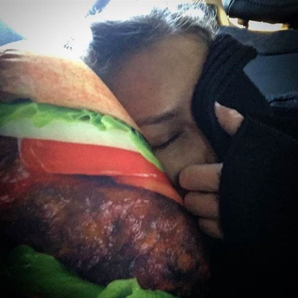 Para reponer pilas, Thalía toma pequeñas siestas en sus momentos libres del día.