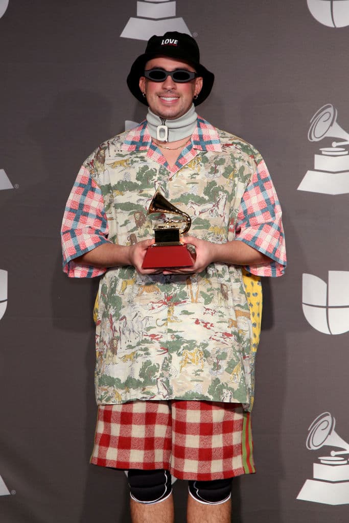 “Safaera” de Bad Bunny – Por estrofas como “Vino ready ya, puesta pa' una cepillá', me chupa la lollipop, solita se arrodilla, hey”, la canción fue considerada como non-grata por Spotify.
<br>