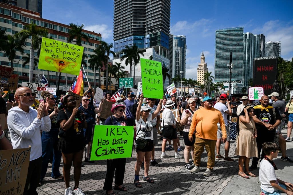 En un día feriado con mucho sol, el centro de Miami se convirtió en escenario de una protesta contra Trump.