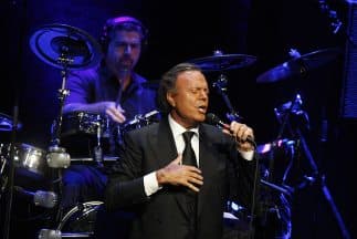El ídolo español Julio Iglesias tiene ocho hijos y una larga lista de conquistas.
