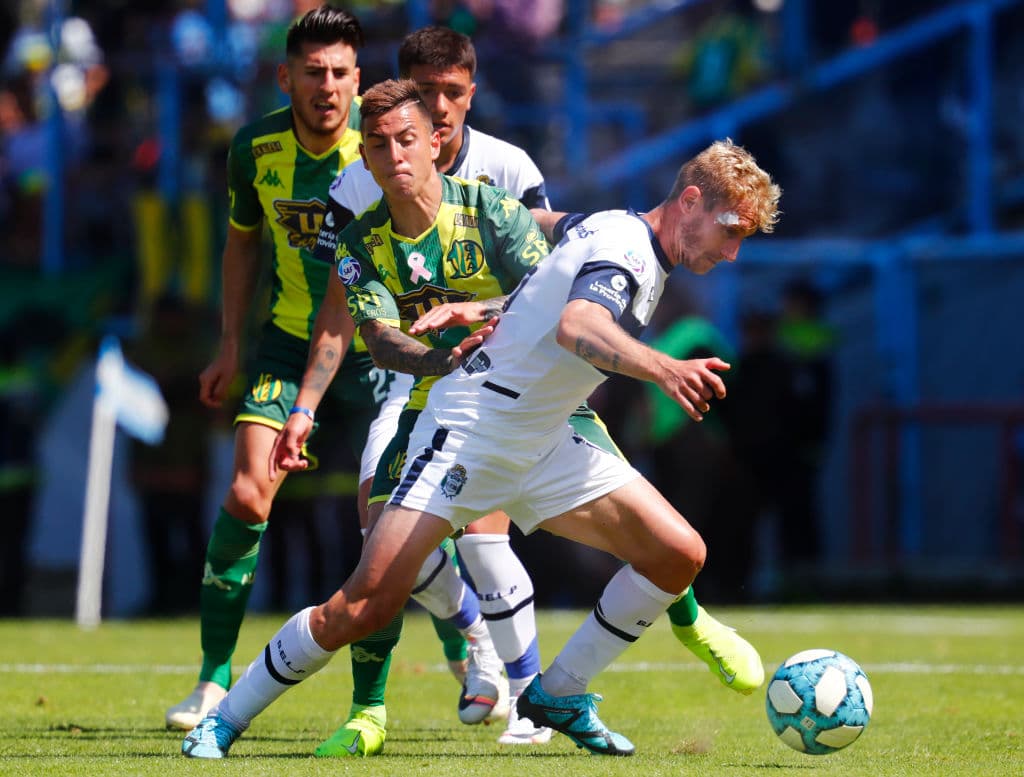 Aldosivi 0-3 Gimnasia La Plata. Con goles de Coronel, Ramírez y García, de penal, 'el Lobo' de Maradona se llevó los tres puntos.