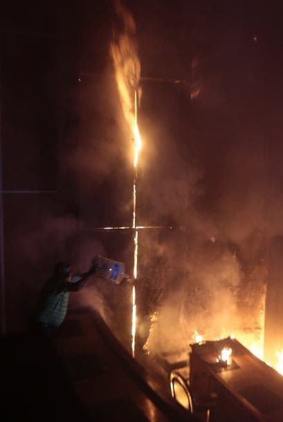 Antes de la llegada de los bomberos, algunos vecinos del lugar trataron de extinguir el fuego que se comenzó a propagar en la sala de plenos del Congreso de Guerrero..