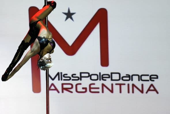 Se necesita una extraordinaria preparación física y concentración para 'bailar' sobre un tubo en vertical.