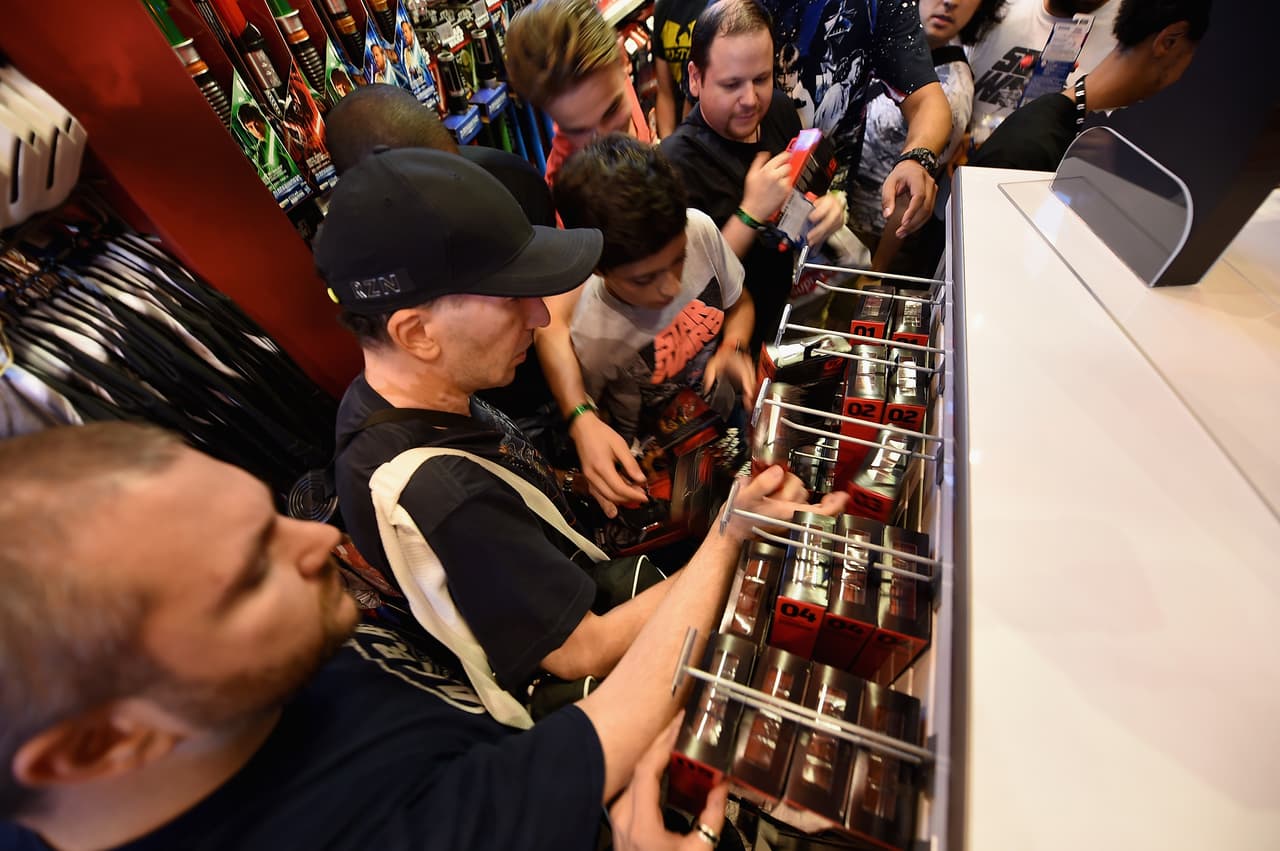 Intentando llevarse figuras de acción.