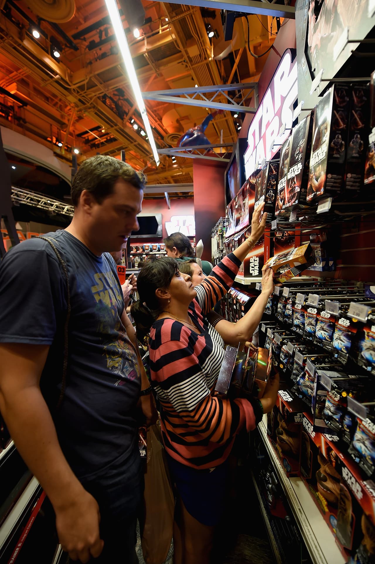 Cientos de personas corrieron a los estantes.