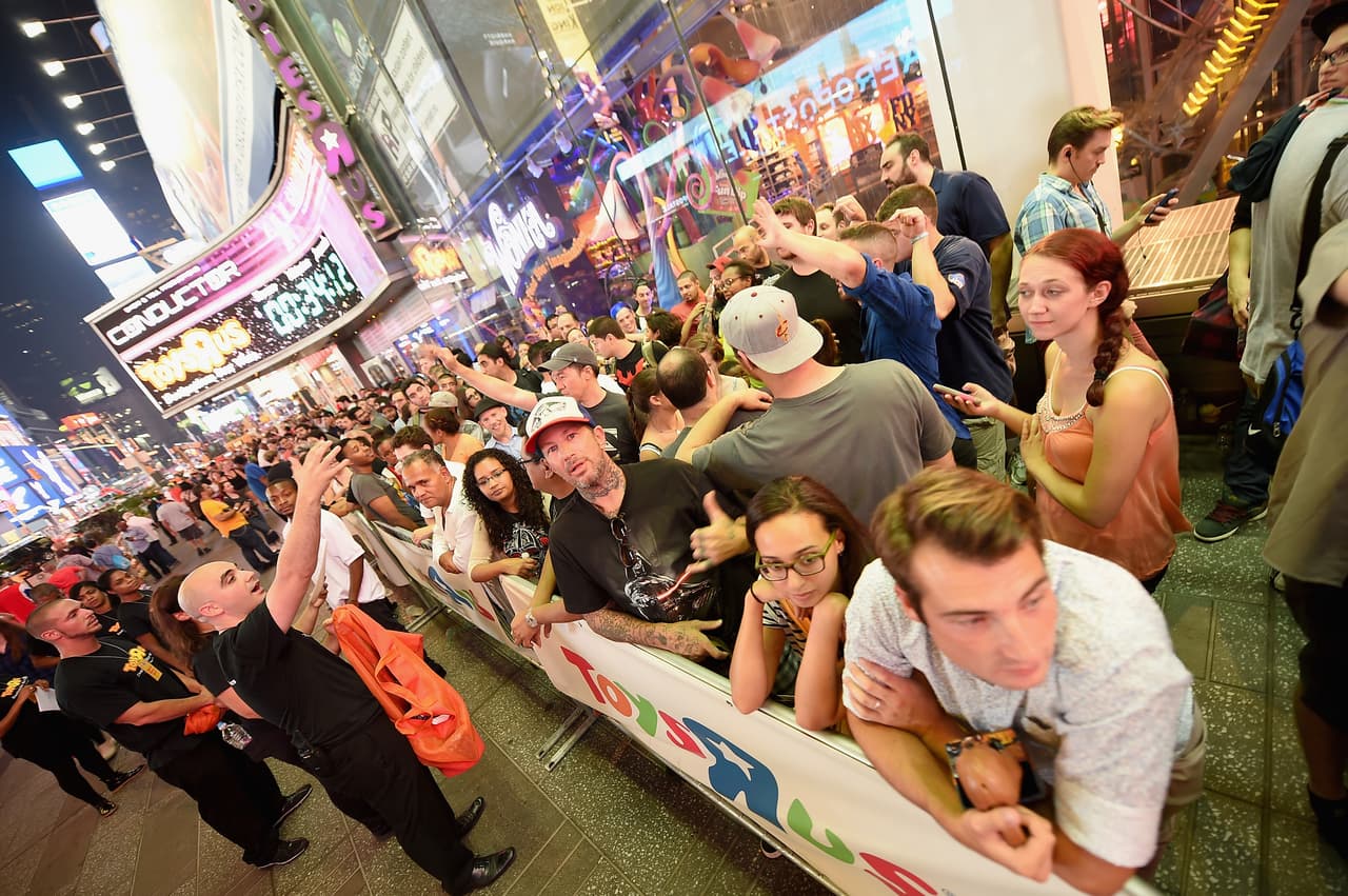 Un minuto tras medianoche comenzó la venta.