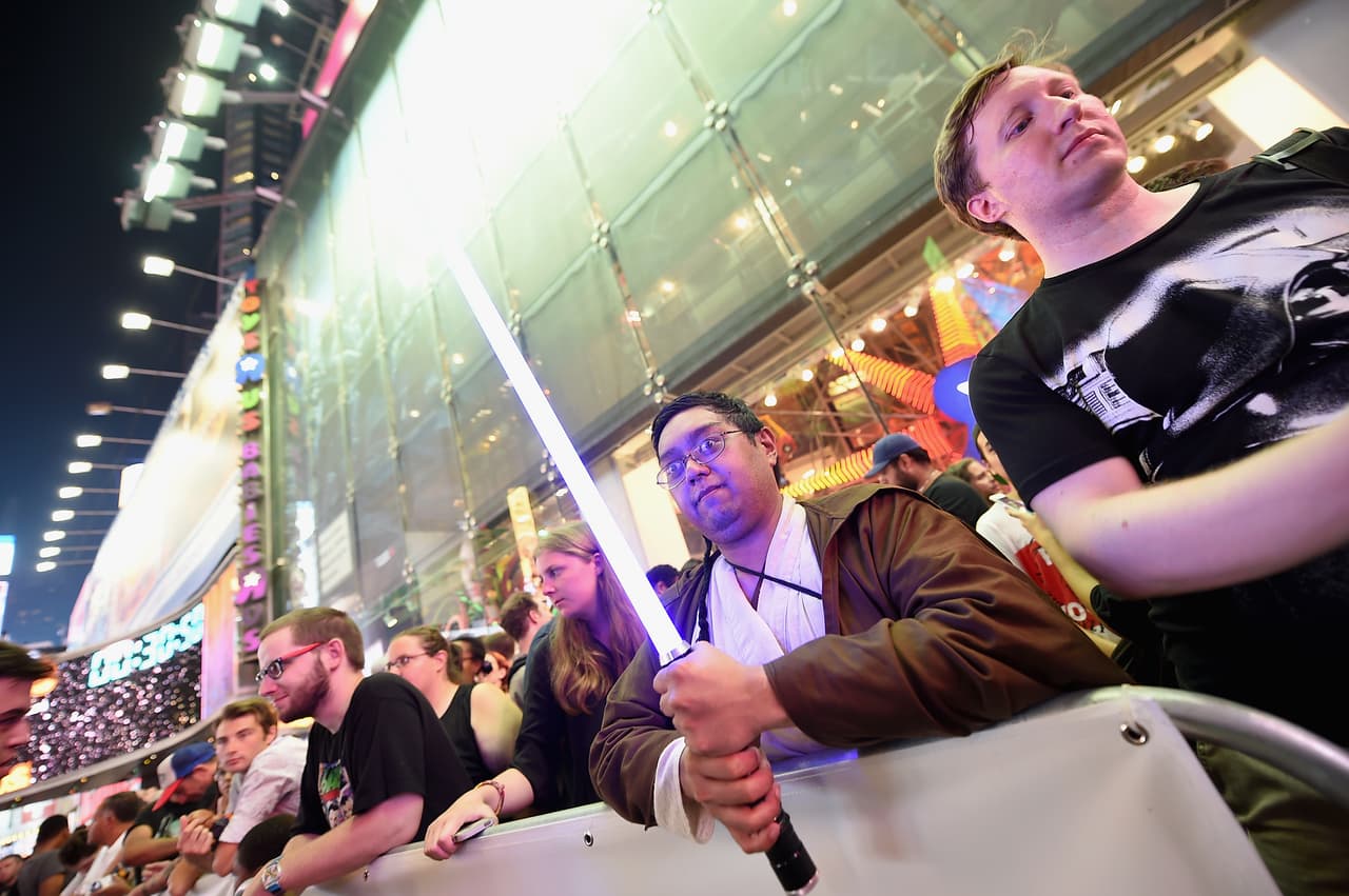 Muchos fanáticos esperaron horas para ser los primeros en comprar los productos.