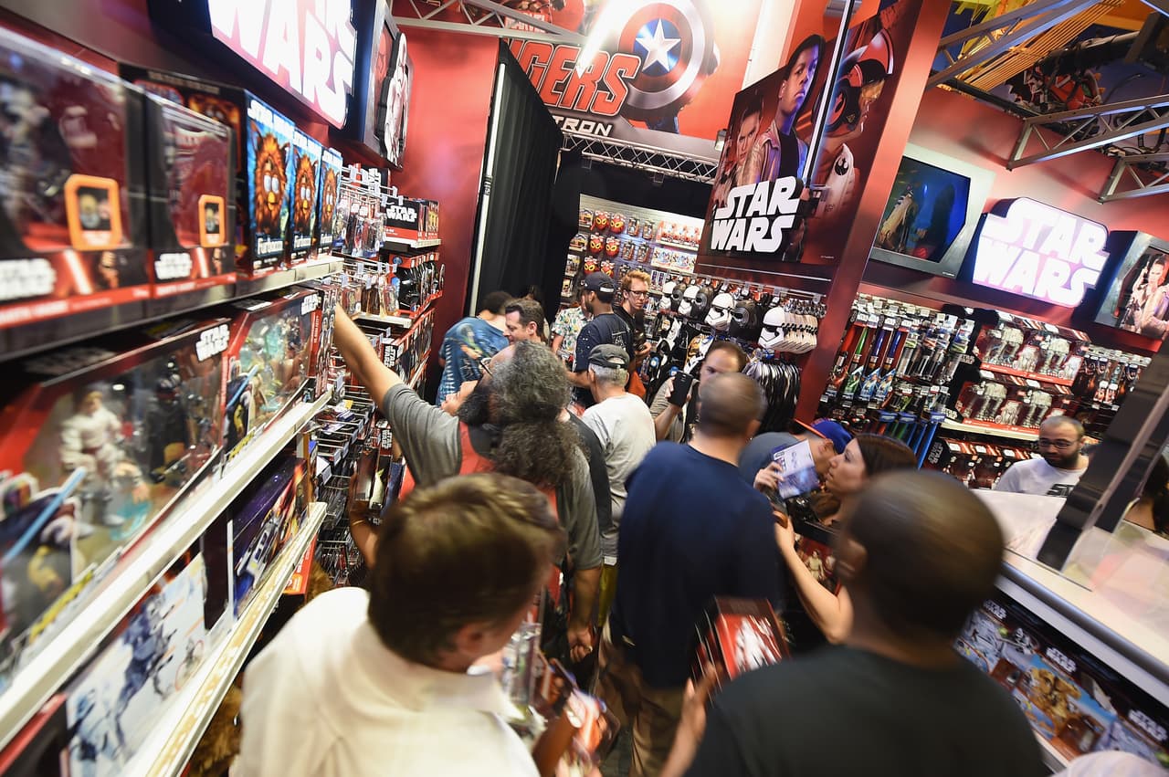 Según el experto, también es importante presupuestar los regalos de Navidad para evitar las deudas de consumo, aquellas que son más por lujo que por necesidad y muchas veces son pagadas con las tarjetas de crédito.