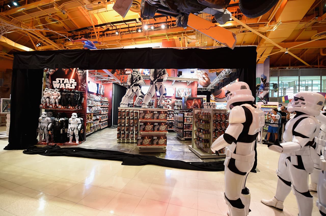 Con todo y 'Stromtroopers' cuidando la mercancía.