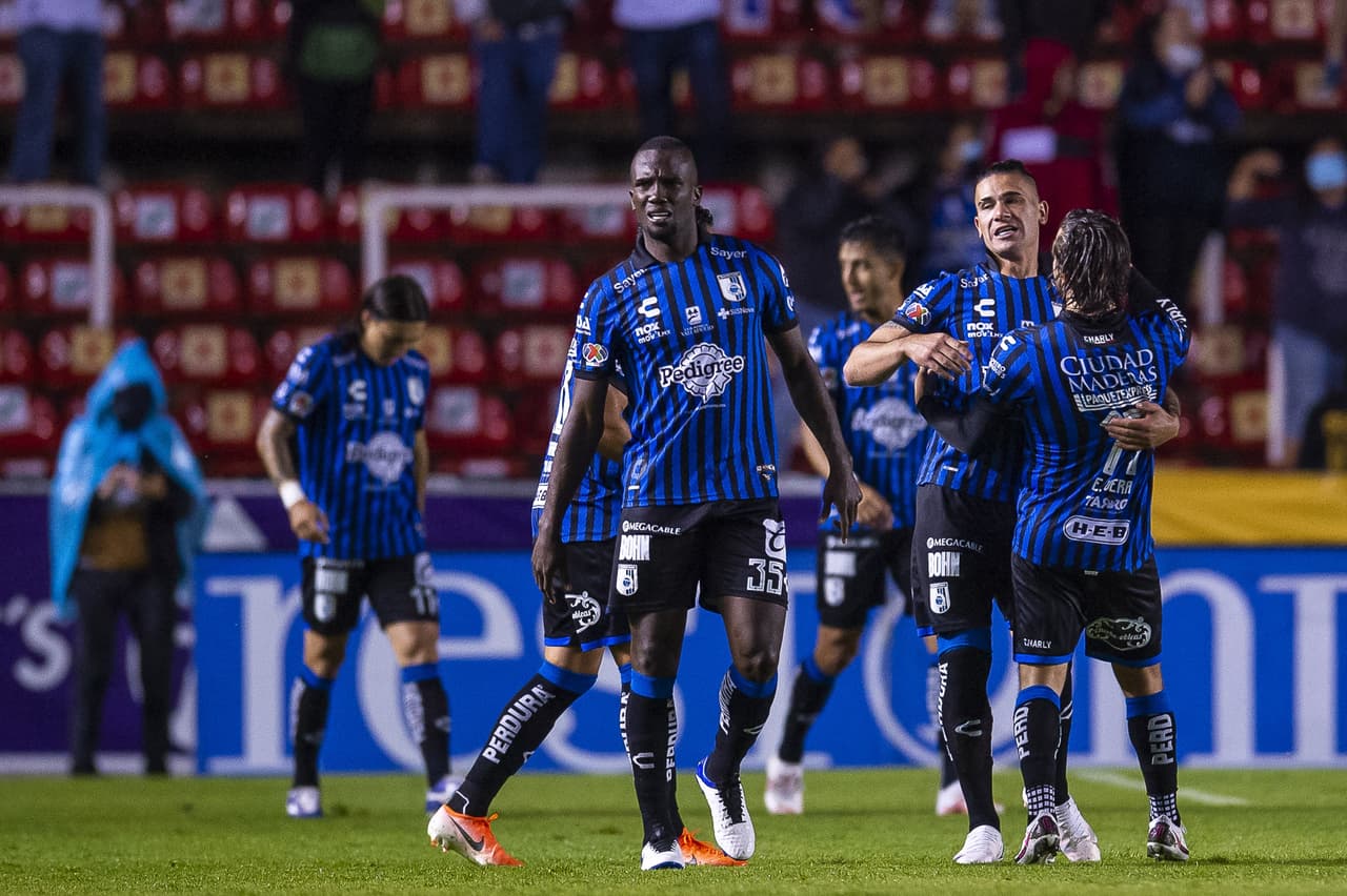 Jonathan Dos Santos es el héroe de la noche, ya que su solitario gol le da un valioso triunfo a Querétaro 1-0 sobre las Chivas.