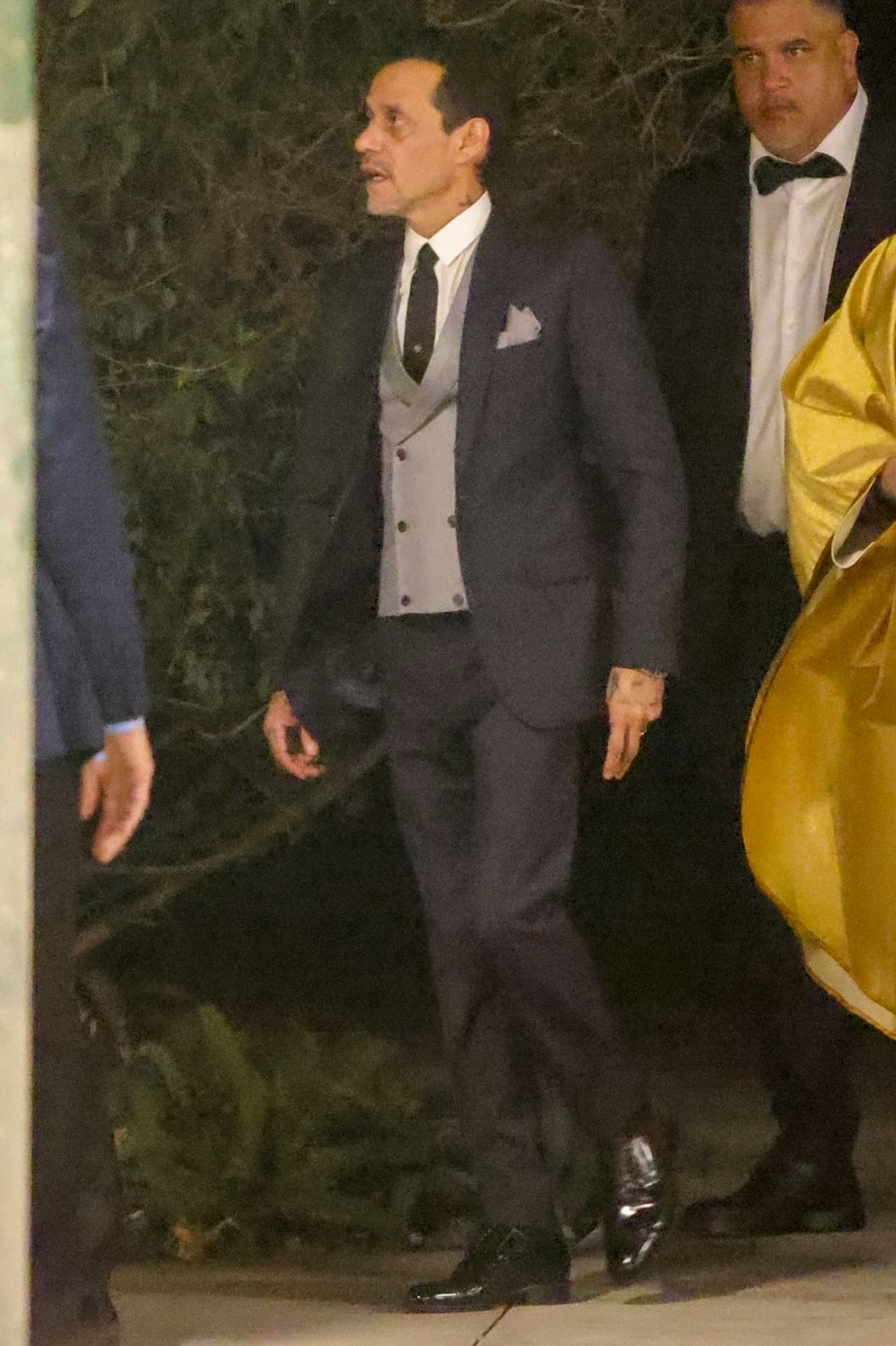 De acuerdo con la revista '¡Hola!', el intérprete de ‘Valió la pena’ eligió para este importante día un traje Christian Dior.