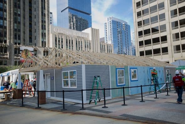 Un grupo de voluntarios se dieron a la tarea de construir 13 modelos de viviendas familiares en plena Plaza Federal, como parte de la iniciativa ‘Habitat For Humanity’, la cual busca mejorar la calidad de vida de familias en Illinois a través de la construcción de casas terreras a precios asequibles. Luego del evento estos modelos serán transportados a diferentes barrios de Chicago. Para más información o si desea participar puede visitar www.chicagolandhabitat.org