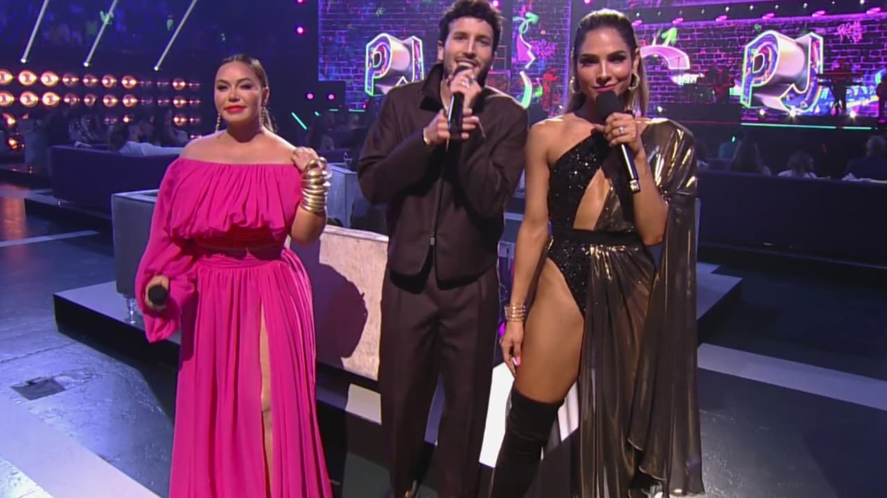 Para la parte final del show, Alejandra Espinoza jugó con un vestuario conformado por un body cruzado, que iba cubierto con una capa metálica en tonos grises, también de Michael Costello.