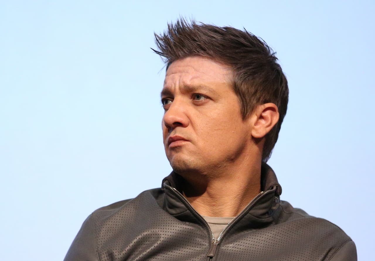 Pícaro y temerario es Hawkeye, interpretado por Jeremy Renner. Este héroe tiene un gran ojo para el uso del arco y la fecha. Es un noble arquero.