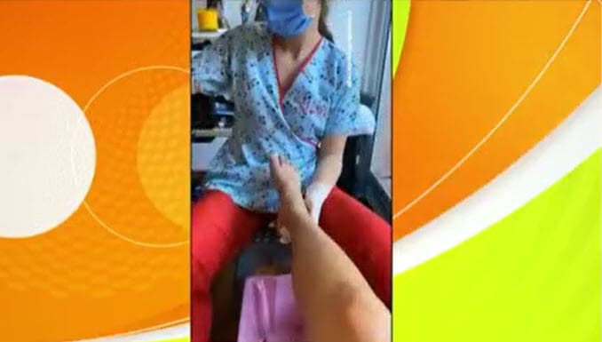 La fisioterapeuta le pasa por la piel frijoles y garbanzos para estimular su sensibilidad, y Álvarez tiene que adivinar qué tipos de granos son.
<br>