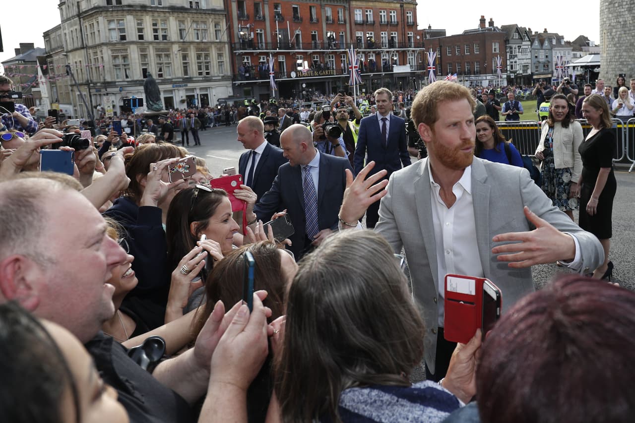 El príncipe Harry, de 33 años, intentaba responder a las preguntas de los ciudadanos que llamaban con insistencia su atención.