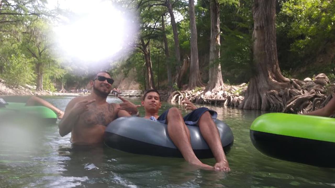 Joseph Olguín, el menor de tres hermanos, murió el sábado 27 de junio en la cuadra 4700 de Irvington Boulevard, 
<b><a href="https://www.univision.com/local/houston-kxln/matan-a-tiros-a-joven-hispano-y-luego-queman-su-cuerpo">su cuerpo fue hallado</a></b> alrededor de las 6:20 am.