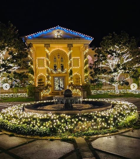 La cantante de 
<b><a href="https://www.youtube.com/watch?v=C-u5WLJ9Yk4" target="_blank">'Baby one more time'</a></b> publicó esta semana 
<b><a href="https://www.instagram.com/p/B6fD4CzA5os/" target="_blank">fotos de su casa</a></b> con cientos de luces de Navidad que durante estas fechas hacen resaltar todavía más la mansión. 
<br>