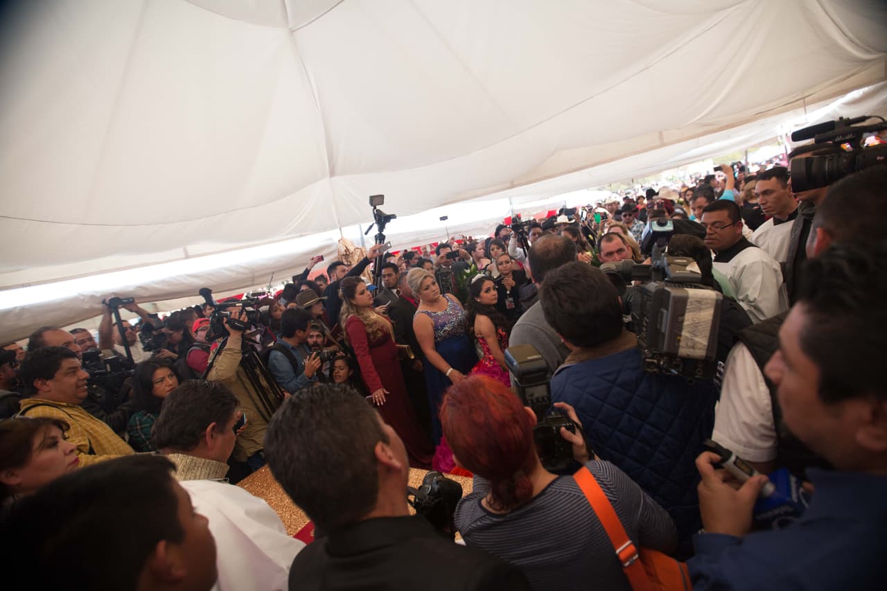 Una muchedumbre de periodistas se agolpa para tomar fotos de Rubí. Ante el agobio, un familiar grita a la prensa: "¡Quédense en su fiesta! Tenemos que irnos de nuestro evento para que se queden ustedes".
