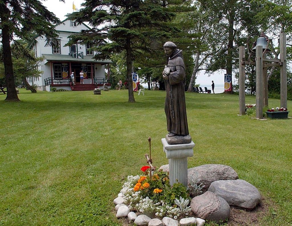 El Papa Inocencio III no quería darle apoyo a Francisco y sus seguidores, pero tuvo un sueño en el que vio a Francisco sosteniendo con su cuerpo la Basílica de San Juan de Letrán, la catedral de la diócesis de Roma, que estaba a punto de derrumbarse. Así, el papa interpretó el sueño como una señal, y así autorizó a Francisco predicar y lo nombró diácono.