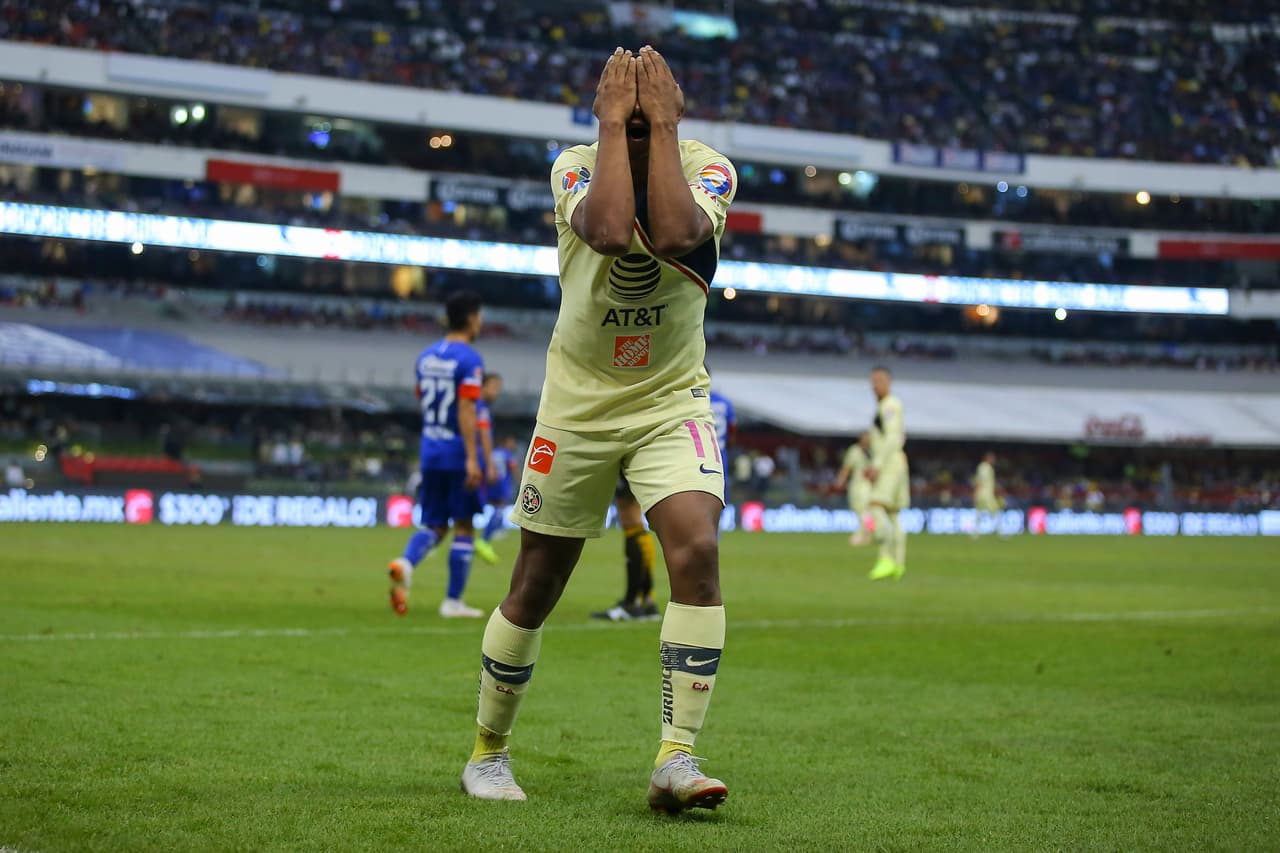 Otro delantero colombiano, Andrés Ibargüen, lamenta una opción de gol perdida para el América.