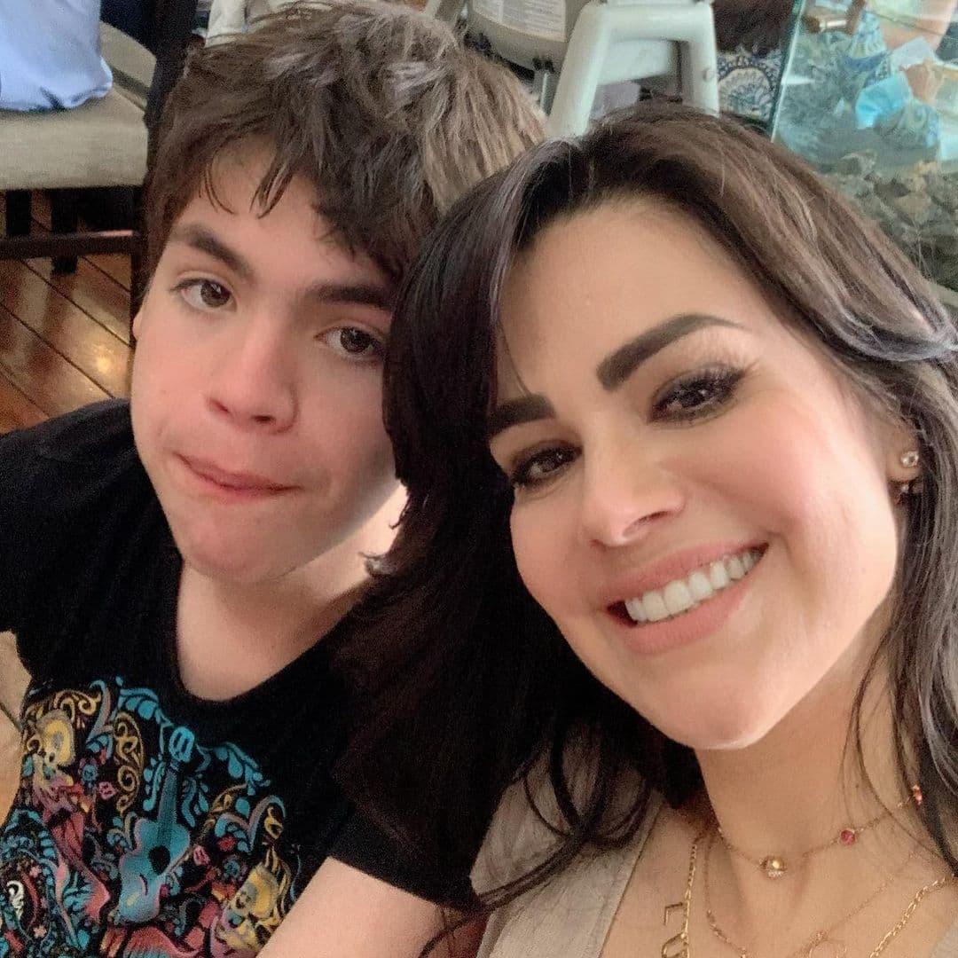 Por ejemplo, en el mes de febrero la actriz compartió que su hijo usó sus ahorros para ayudar a jóvenes que trabajaban como lavacoches.