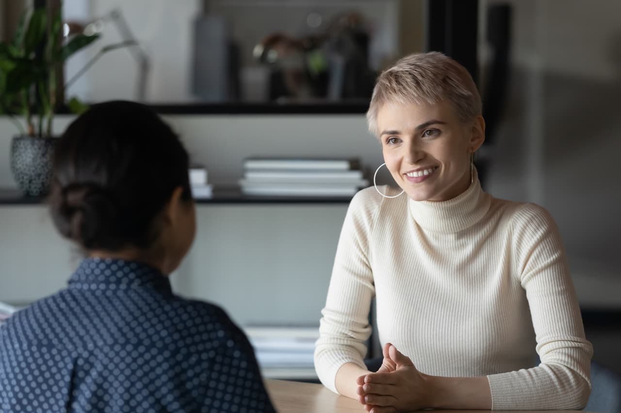 <b>Puesto 6. Trabajadores de recursos humanos</b>.
<br>
<ul>
 <li>Aumento de este empleo entre 2015 y 2020: 25.7%.</li>
 <li>Total general de trabajadores en este oficio en 2020: 832,000 personas.</li>
 <li>Porcentaje de mujeres con este empleo: 74.3%.</li>
 <li>Salario anual promedio de estas trabajadoras en 2020: 61,048 dólares (promedio de todos trabajadores en esa categoría: 65,052 dólares).</li>
</ul>