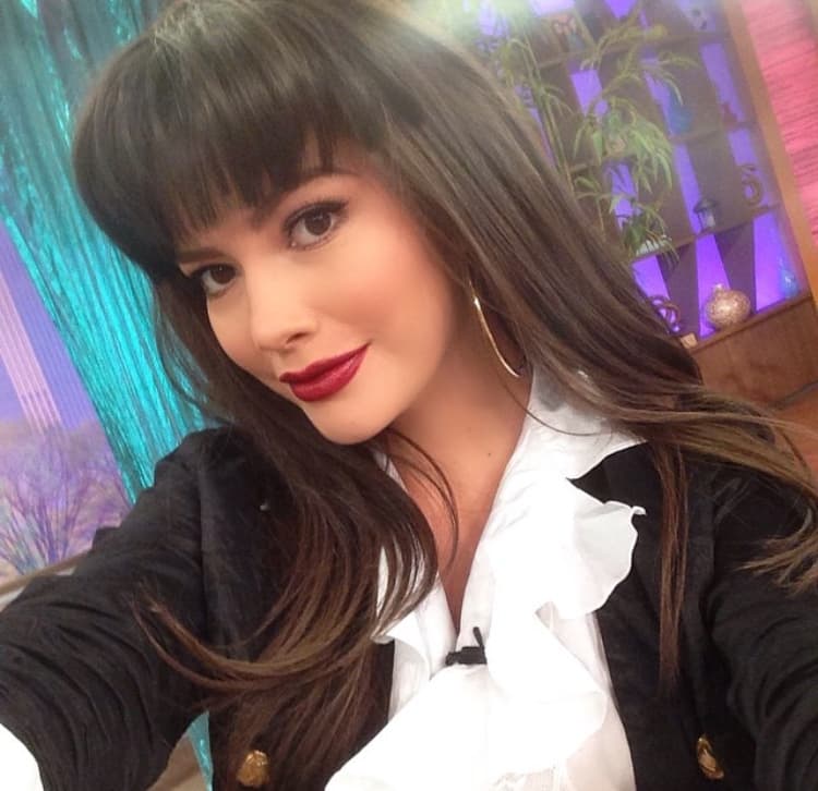 Aquí la vemos vestida de Selena, uno de sus ídolos de los años 90.