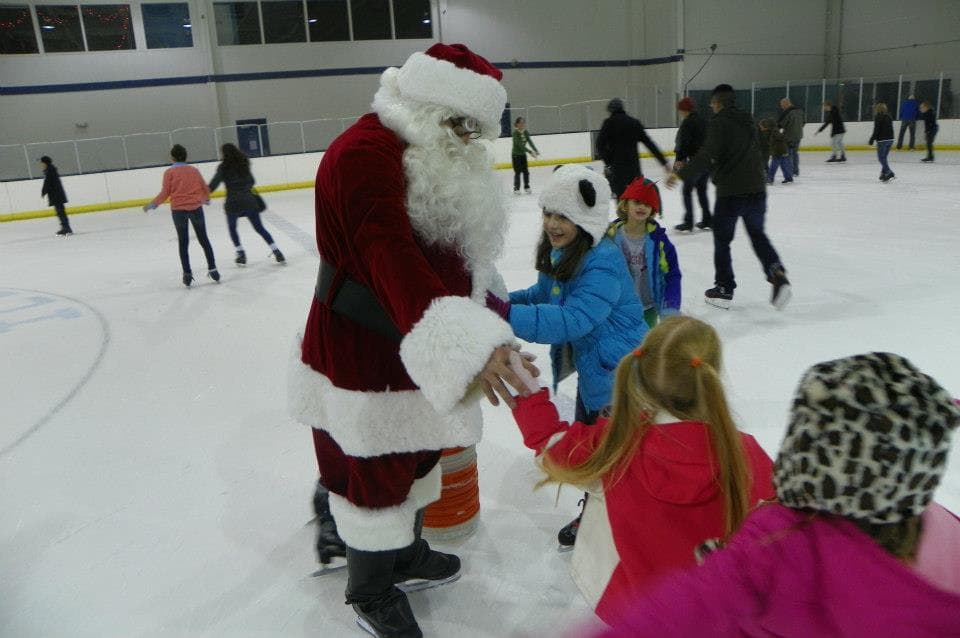 <b><a href="https://www.polariceraleigh.com/" target="_blank">Skate with Santa</a></b>. Santa Claus llega al Polar IcePlex el 19 de diciembre para compartir con las familias.