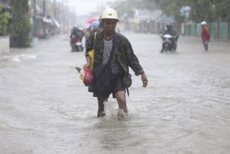 Más de un millón de personas se vieron forzadas a abandonar sus hogares por las extensas inundaciones tras el paso del tifón Hagupit.