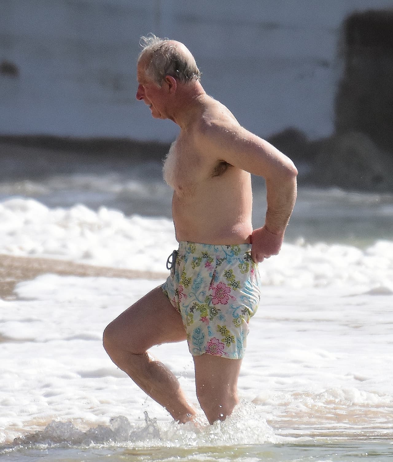 El abuelo de tres, se mantiene en buena condición física por costumbre, pues entrenó y formó parte de las Fuerzas Aéreas británicas y también del Ejército.