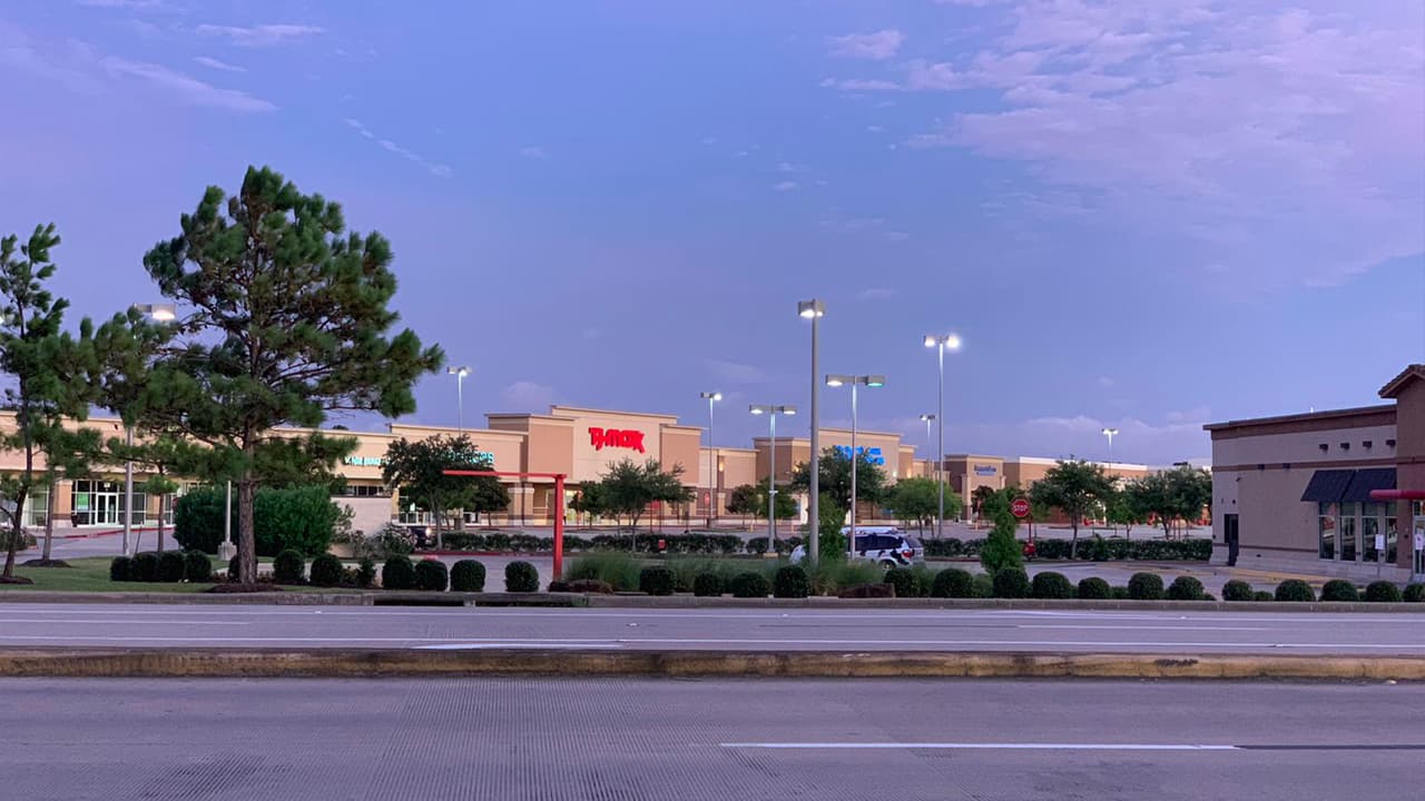 Muchas de los residentes de Galveston tuvieron que refugiarse en los albergues instalados por la
<a href="https://www.univision.com/local/houston-kxln/huracan-laura-comienza-a-subir-el-nivel-de-agua-a-lo-largo-de-la-costa-en-el-sureste-del-condado-harris">Cruz Roja Americana. </a>