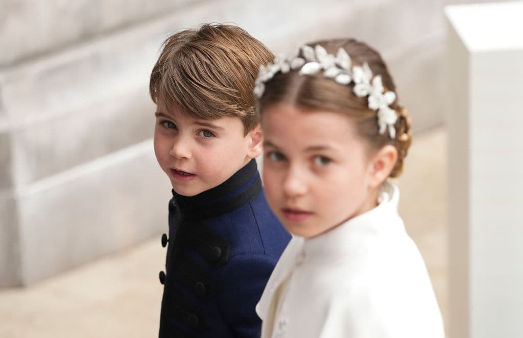 Los miembros más jóvenes de la familia real recibieron vítores y saludos y también se robaron las cámaras en algunos momentos. 
<br>
<br>En la imagen, la princesa Charlotte y el príncipe Louis, los hijos más pequeños de los príncipes de Gales William y Katherine, a su llegada a la abadía de Westminster para la coronación.