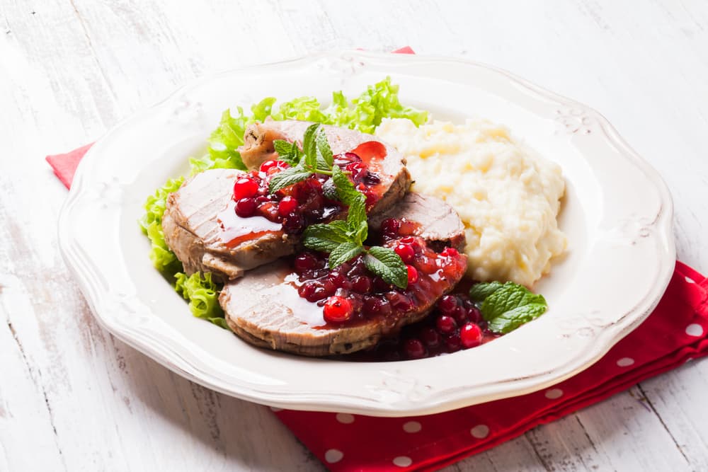 Coloca el pollo en una charola para hornear y vierte la salsa y espolvorea la sopa en polvo haz lo mismo con el aderezo catalina. Después cubre la charola con papel aluminio y hornea a 180ºC alrededor de 45 minutos. Vuelve a descubrir y hornea otros 15 minutos.