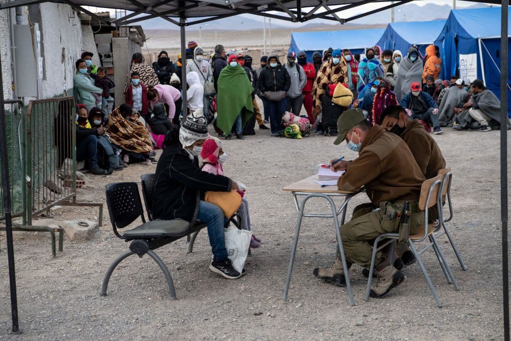 Piñera promulgó en abril
<a href="https://www.lanacion.com.ar/el-mundo/la-dureza-de-la-nueva-ley-migratoria-en-chile-provoca-una-avalancha-de-consultas-nid13042021/" target="_blank">una nueva ley de migración más estricta</a> que obliga a los extranjeros a obtener visas en sus países de origen. La norma permite además al Gobierno deportar a los migrantes y desde abril han sido
<b>expulsados al menos más de medio millar de personas</b> de distintas nacionalidades en cinco vuelos chárter. Delgado reiteró que se retomará la política de deportaciones, pese a que un fallo de la Corte Suprema rechazó este proceder en junio y que otras organizaciones, como Human Rights Watch, han hecho llamados explícitos a
<b>poner fin a las "deportaciones sumarias"</b>