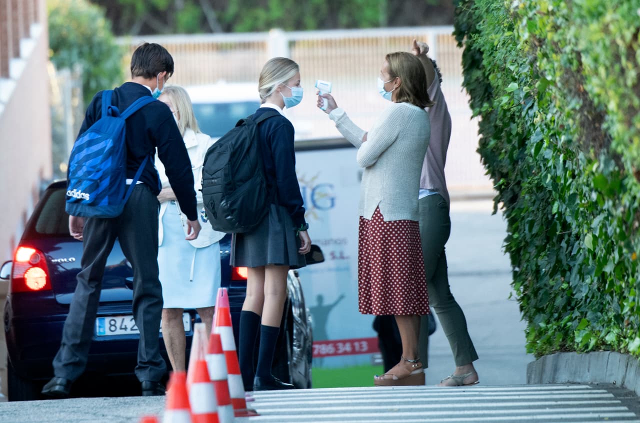 El pasado miércoles 9 de septiembre, las fotos de 
<b><a href="https://www.univision.com/famosos/se-acabaron-las-vacaciones-la-princesa-leonor-y-la-infanta-sofia-regresan-a-sus-tareas-reales-fotos" target="_blank">la princesa Leonor</a></b> de regreso a la escuela daban la vuelta a España y al mundo. 
<br>