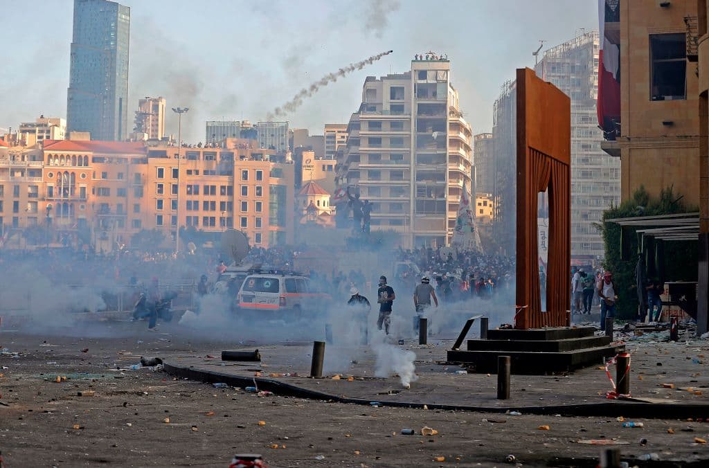 Otra imagen de los choques entre manifestantes y fuerzas de seguridad libanesas en las calles de Beirut. La ministra de Información libanesa, Manal Abdel Samad, anunció este domingo su dimisión, la primera de un miembro del gobierno después de la devastadora explosión en el puerto de Beirut que ha traumatizado a la opinión pública y avivó el enfurecimiento de la población contra la negligencia e incompetencia de los dirigentes.