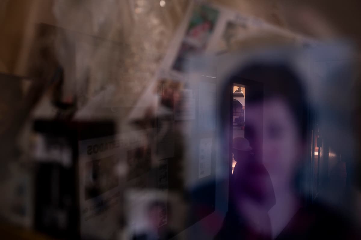 Muchos familiares de migrantes hacen la procesión con una foto de su ser querido que luego depositan una urna de cristal. Con esto sienten que su familair está cerca de la virgen.