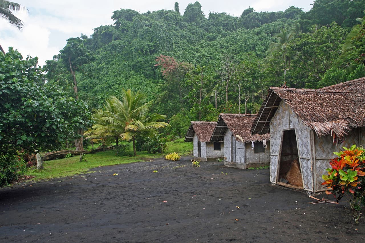 <b>Puesto 13. Vanuatu</b>
<br>
<br>
<b>Índice de belleza natural: 6.02 puntos.</b>
<br>
<br>
<b>Superficie terrestre: 12,190 km2.</b>
<br>
<br>
<b>Áreas Protegidas: 278.92 por cada 100,000 km2.</b>
<br>
<br>Este país está compuesto por unas 80 pequeñas islas, por eso se destaca en la isla por su inmensa línea costera y su arrecife coralino de 4,110 km2 en total. A pesar de ser un país muy pequeño, se pueden visitar 10 volcanes.
<br>