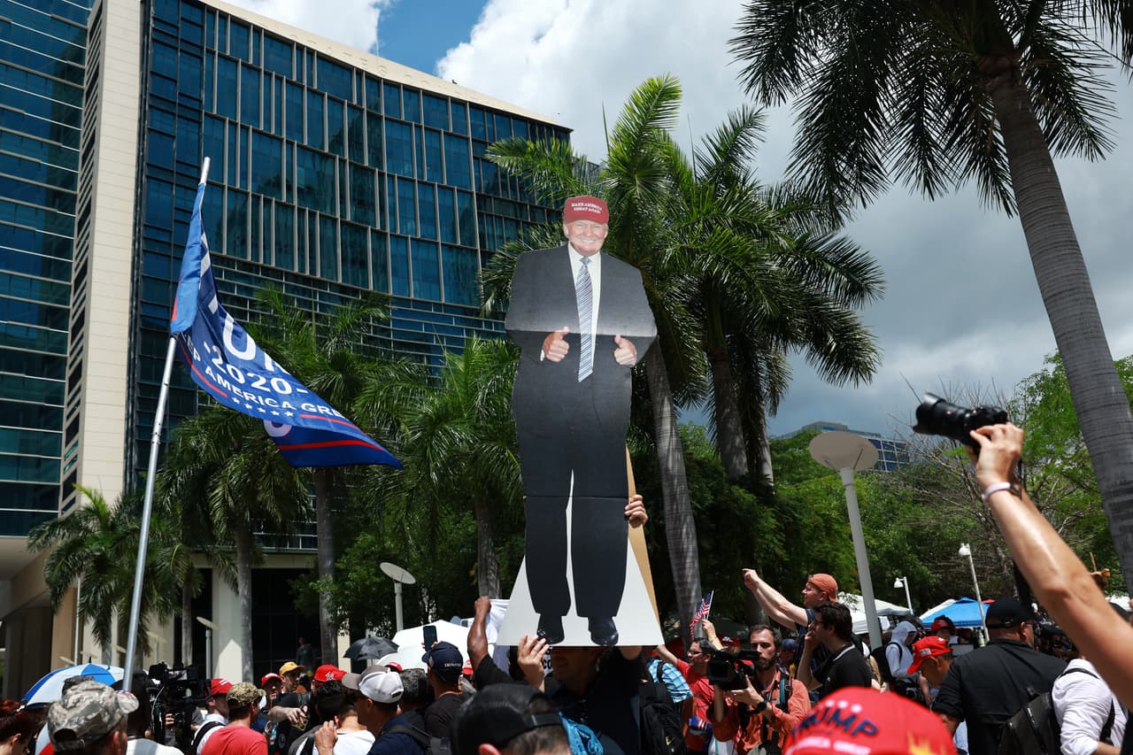 Afuera del Palacio de Justicia Federal de los Estados Unidos Wilkie D. Ferguson Jr., se dieron cita decenas de personas a manifestarse, 
<b><a href="https://www.univision.com/local/miami-wltv/manifestaciones-detractores-simpatizantes-corte-miami-donald-trump" target="_blank">tanto simpatizantes como detractores</a></b> del exmandatario.
