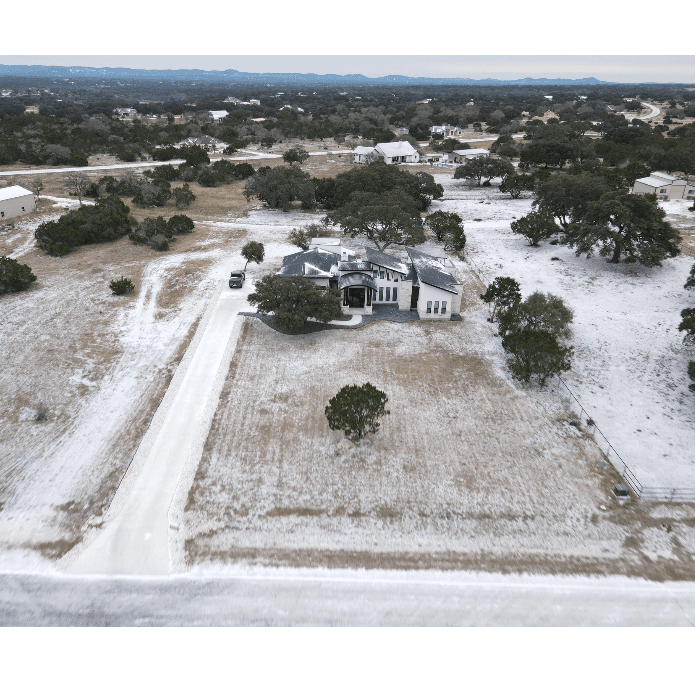 La tormenta invernal trajo una densa capa de nieve que cubrió la ciudad y varias zonas del centro de Texas.
<br>
<br>Usuarios de Univision enviaron las imágenes de cómo vivieron la primer nevada del 2025.