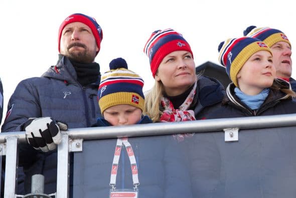 La futura reina de Noruega también es conocida por ser una madre ejemplar que gusta de sacar a pasear a sus príncipes para que disfruten el clima, aunque haga frío.