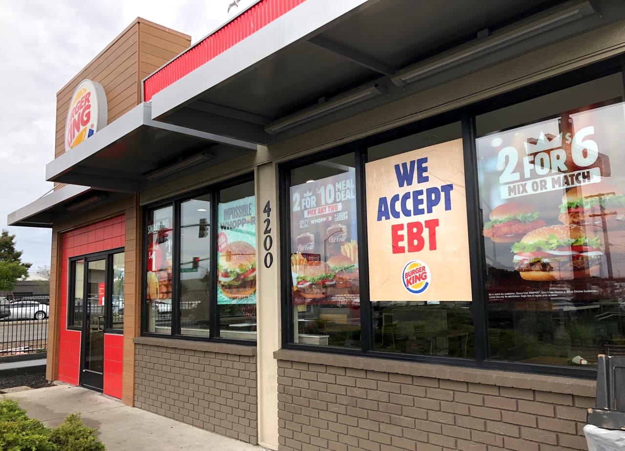 En términos generales, se exige a los estadounidenses de bajos ingresos que demuestren su participación en el mercado laboral para acceder a los beneficios de SNAP. 
<br>