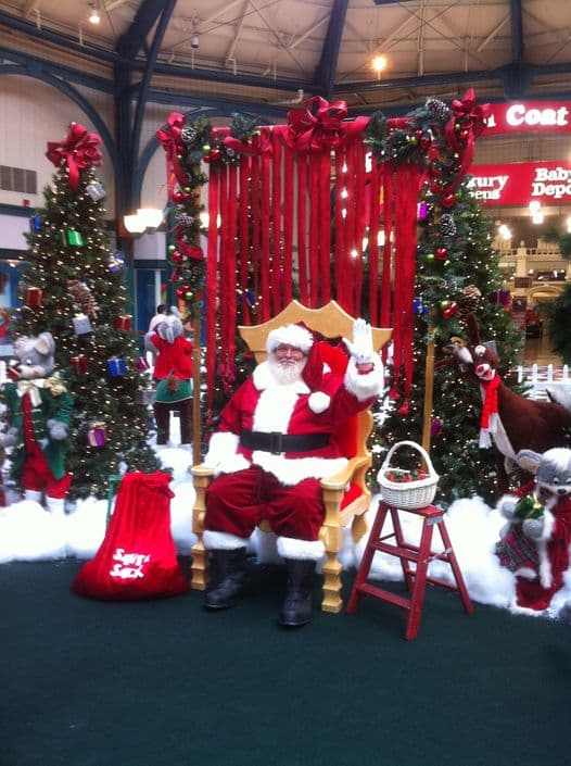 <b>Philadelphia Mills (Hasta el 24 de diciembre)</b>
<br>Dirección: 1455 Franklin Mills Cir, Philadelphia
<br>Sitio web:
<a href="https://whereissanta.com/mall/0941?utm_campaign=philadelphia-mills&utm_medium=referral&utm_source=website-simon">https://whereissanta.com/mall/0941?utm_campaign=philadelphia-mills&utm_medium=referral&utm_source=website-simon</a>
<br>
<br>
<b><a href="https://goo.gl/maps/TWQxXQSd8eLFjA6H6">Cómo llegar</a></b>