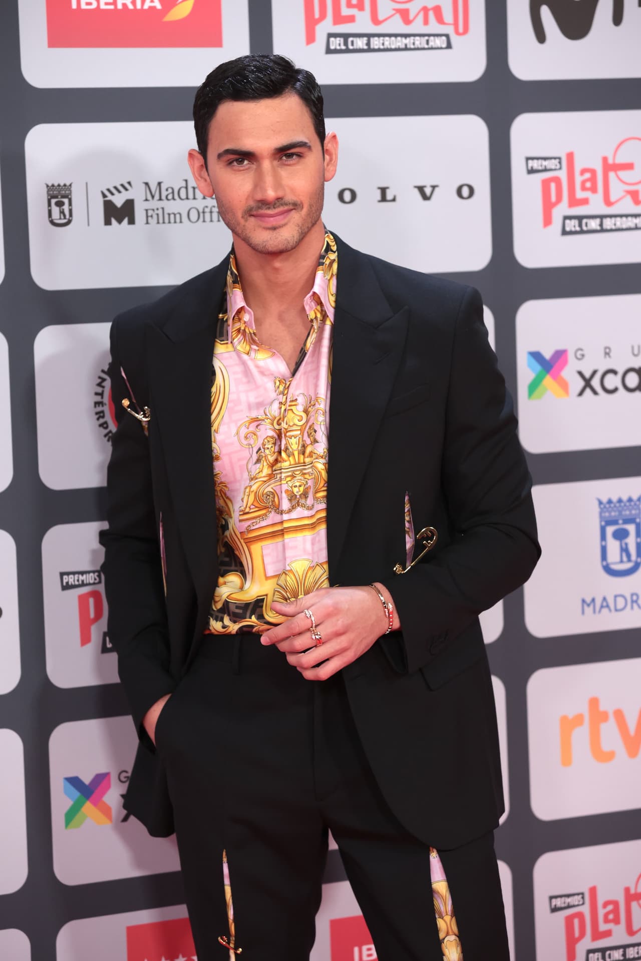 <b>Alejandro Speitzer </b>
<br>El protagonista de la serie de Netflix ‘Oscuro deseo’ se presentó a la gala acompañado de su pareja, Shannon de Lima, y por primera vez posaron juntos en una red carpet.