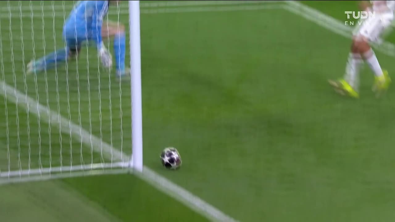 ¡Se salva el Benfica! El tiro de Alexander-Arnold pasa a centímetros de la portería