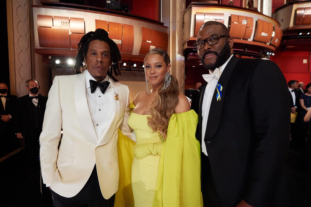 Jay-Z, Beyoncé y Tyler Perry también se tomaron algunos minutos para pararse de su asiento en los cortes. 
<br>
