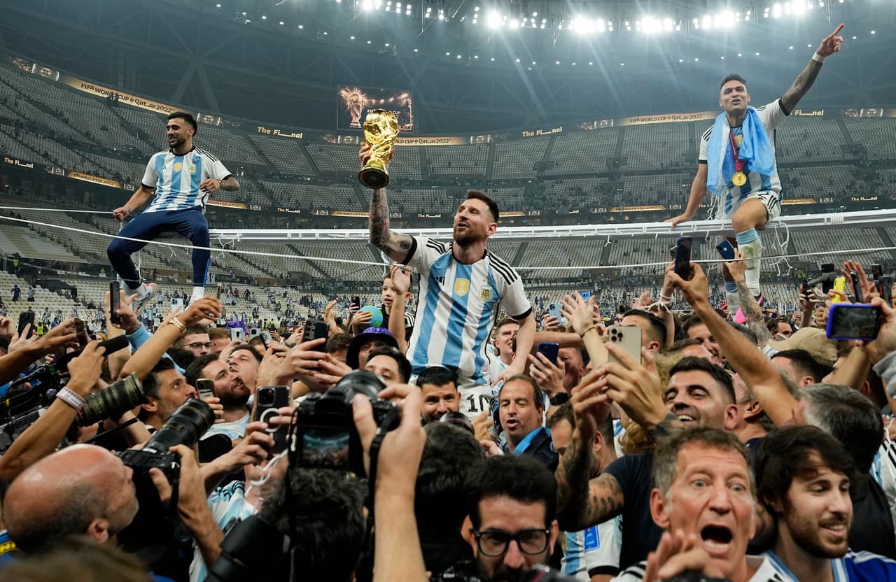 Lionel Messi levanta el trofeo de la Copa del Mundo tras finalizado el partido este domingo. Es la tercera vez que Argentina es campeona del mundo de fútbol en su historia, y la primera en 36 años. Messi ha jugado ya en cinco copas del mundo y se convirtió en el jugador que más partidos ha jugado en mundiales, superando con el encuentro final en Qatar al germano 
<a href="https://www.tudn.com/futbol/mundial-qatar-2022/partidos-en-vivo/semifinales/argentina-vs-croacia/lionel-messi-empata-record-lothar-matthaus-mas-partidos-mundiales">Lothar Matthäus.</a>