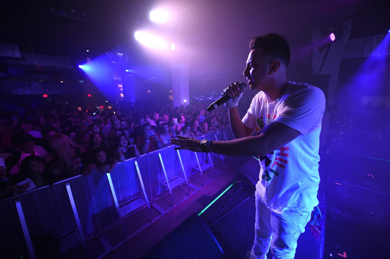 Ha posicionado varios sencillos en las listas Billboard