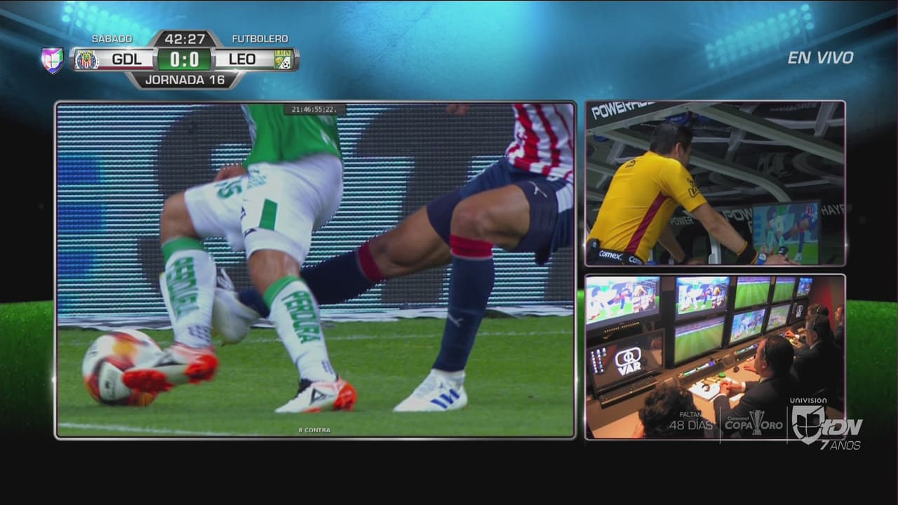 ¿Era penal? Van Rankin comete una falta sobre Meneses y el silbante deja seguir el encuentro